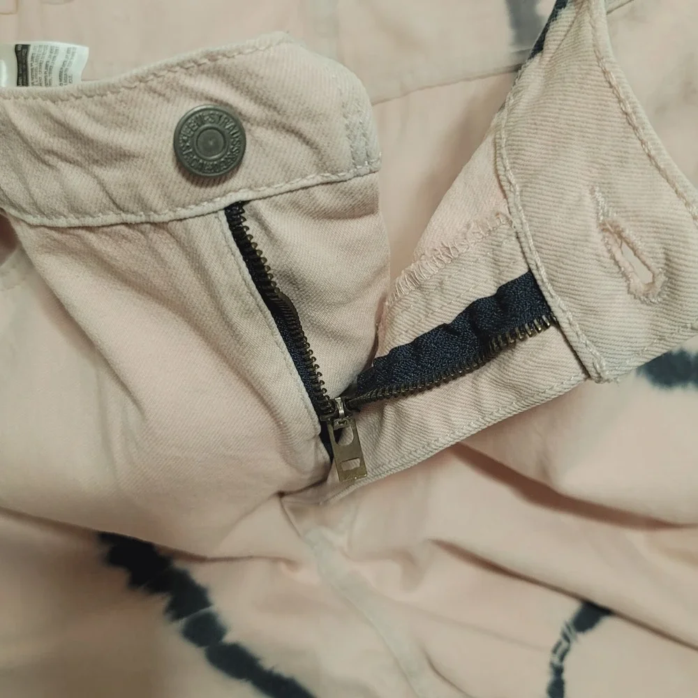 Levi's Men's Shorts Sz 40 Loose Baggy Salmon Denim 569